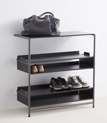 Schwarzes Regal mit Schuhen und Tasche, passend für Mox Pool 82 Anlehnregal oder als Schuhregal.